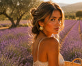 Portrait au coucher du soleil, robe en soie crème, champ de lavande de Valensole, panier en osier